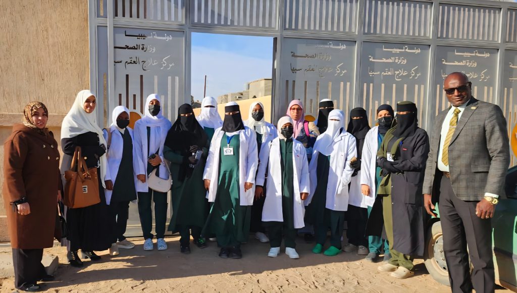 طلبة السنة الدراسية الرابعة بقسم القبالة وحديثي الولادة بكلية التمريض جامعة سبها في زيارة علمية إلى مركز سبها التعليمي للخصوبة والمساعدة على الإنجاب.