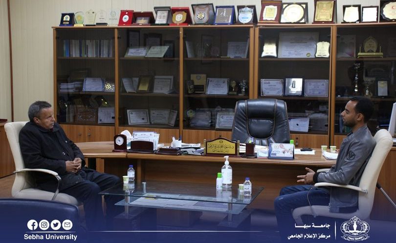 The President of the University meets with the Director of the Classes Office