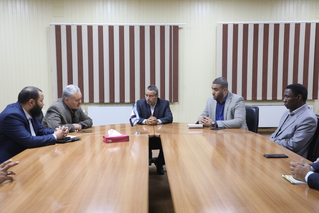 رئيس الجامعة يجتمع مع رئيس برنامج التميز العلمي التابع للهيئة الوطنية للبحث العلمي.