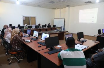 مركز التدريب والتطوير بالجامعة يفتتح دورة تدريبية موجهة لموظفي الجامعة.