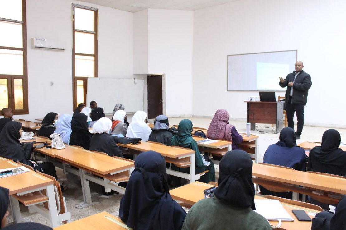 كلية التمريض تنظم ورشة توعوية تثقيفية بمناسبة اليوم العلمي بشأن فيروس نقص المناعة المكتسب (الإيدز).