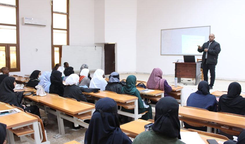 كلية التمريض تنظم ورشة توعوية تثقيفية بمناسبة اليوم العلمي بشأن فيروس نقص المناعة المكتسب (الإيدز).