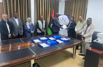 عميد كلية التمريض يسلم ملف الاعتماد المؤسسي للكلية إلى مدير مركز ضمان الجودة بالجامعة.