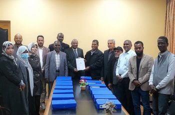 كلية الزراعة تسلم ملف متطلبات الاعتماد المؤسسي الخاص بها إلى رئيس لجنة متابعة ملف الاعتماد لكليات الجامعة.