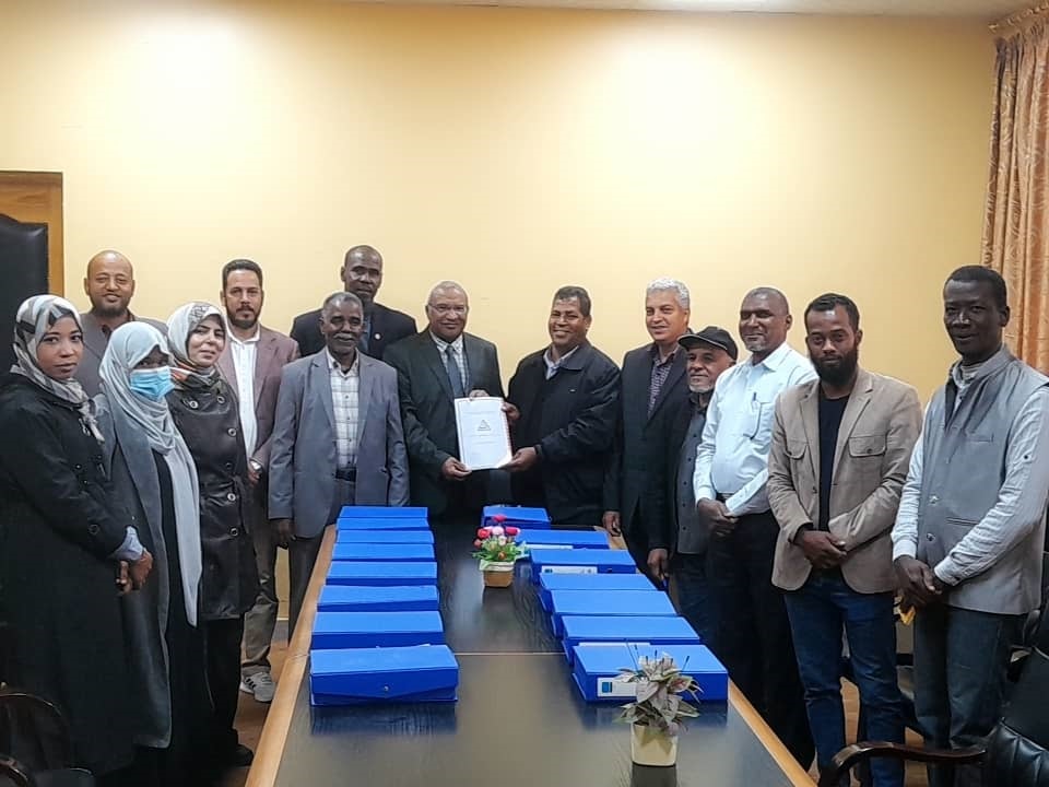 كلية الزراعة تسلم ملف متطلبات الاعتماد المؤسسي الخاص بها إلى رئيس لجنة متابعة ملف الاعتماد لكليات الجامعة.