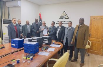 مدير مكتب ضمان الجودة بالجامعة يسلم عددا من المستندات الخاصة بالاعتماد المؤسسي إلى مدير المركز الوطني لضمان الجودة بالعاصمة طرابلس.