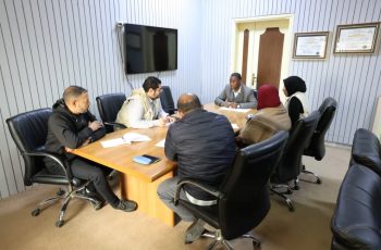 مكتب التخطيط والمتابعة يناقش مع وكيل الشؤون العلمية بالجامعة خطط تطوير المناهج الدراسية والبحث العلمي.