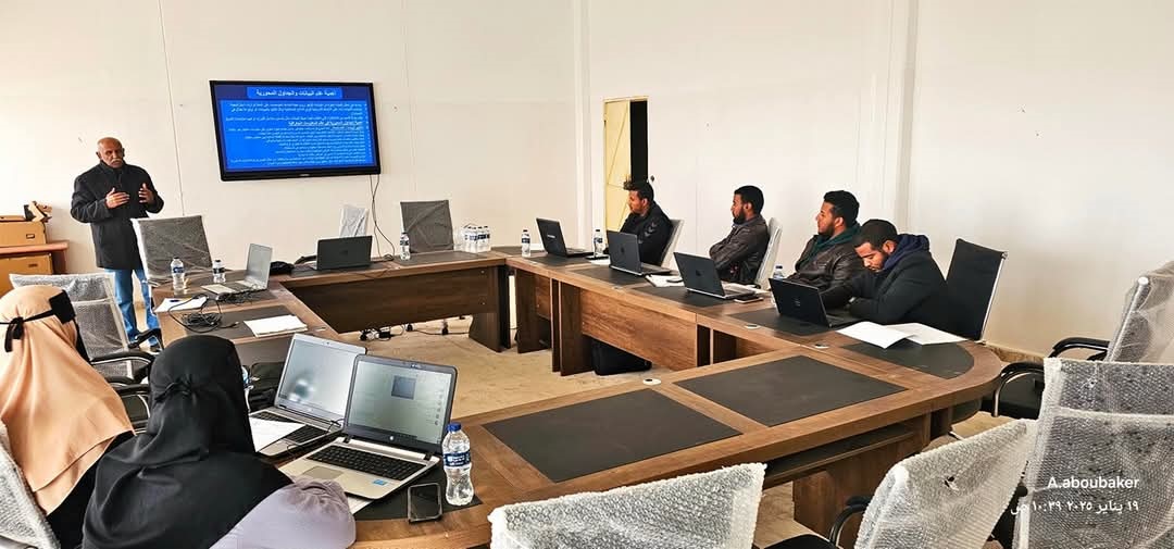 كلية الآداب والعلوم أوباري تطلق دورة تدريبية بعنوان (تحليل البيانات باستخدام الجداول المحورية).