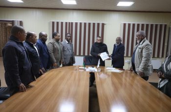 مراسم تسليم وتسلم دليل الإجراءات الشامل.