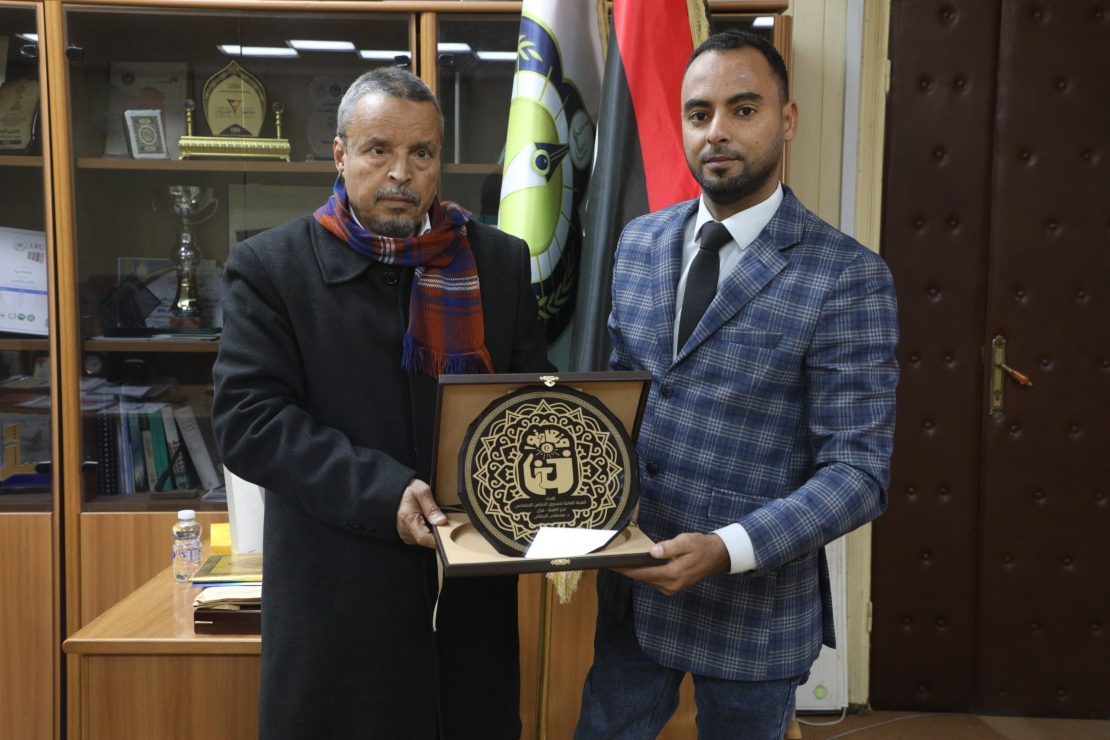 مركز التضامن الاجتماعي فرع فزان يكرم رئيس الجامعة ومدير مكتب ذوي الاحتياجات الخاصة بالجامعة.