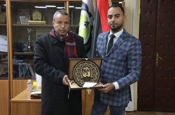 مركز التضامن الاجتماعي فرع فزان يكرم رئيس الجامعة ومدير مكتب ذوي الاحتياجات الخاصة بالجامعة.