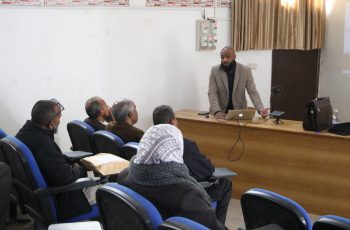 ندوة علمية لتطوير مناهج قسم الرياضيات بكلية العلوم بالجامعة.