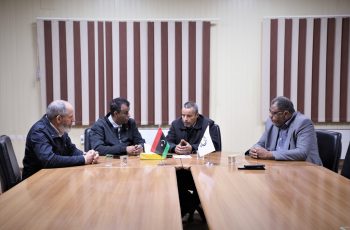 رئيس الجامعة يجتمع مع فريق مشروع المكتبة الرقمية لمناقشة تقرير الدورة التدريبية في سلطنة عمان وخطة الدورات الداخلية