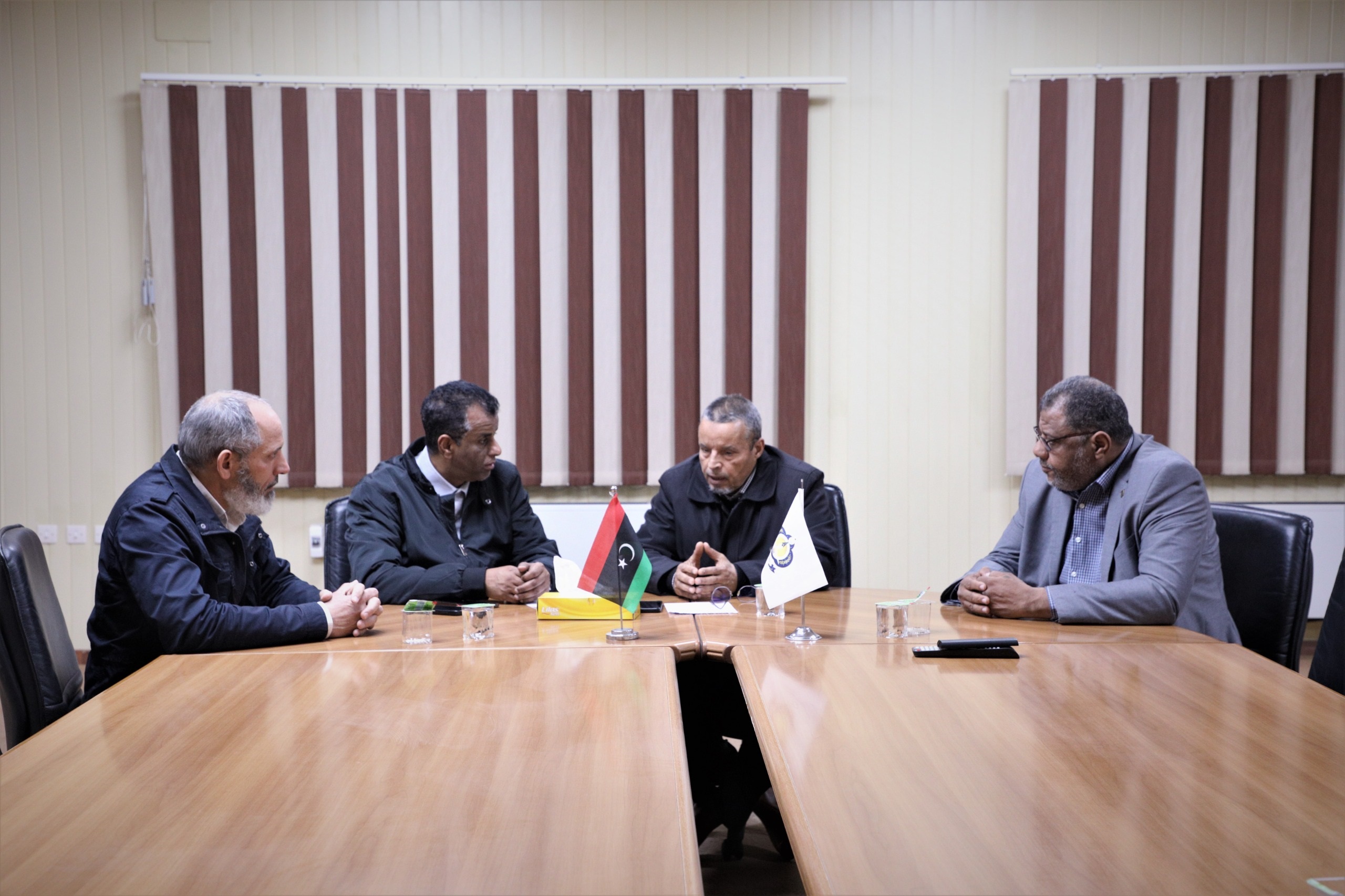 رئيس الجامعة يجتمع مع فريق مشروع المكتبة الرقمية لمناقشة تقرير الدورة التدريبية في سلطنة عمان وخطة الدورات الداخلية