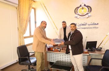 مكتب التعاون الدولي بالجامعة يتسلم ويسلم ملف مشروع “صحة SAHA” بجامعة سبها لاعتماده بكلية التجارة والعلوم السياسية