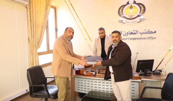 مكتب التعاون الدولي بالجامعة يتسلم ويسلم ملف مشروع “صحة SAHA” بجامعة سبها لاعتماده بكلية التجارة والعلوم السياسية