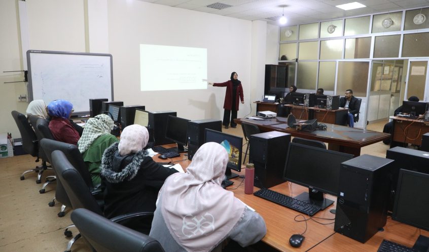 في إطار تنفيذ للخطة التدريبية لعام 2025 لطلبة الدراسات العليا والتي تهدف الى تنمية المهارات البحثية، قام مركز التدريب والتطوير بتنفيذ ورشة عمل بعنوان: مهارات كتابة الأوراق العلمية