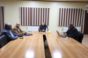 رئيس الجامعة يجتمع مع رؤساء لجان المؤتمر الثالث للعلوم الإنسانية.