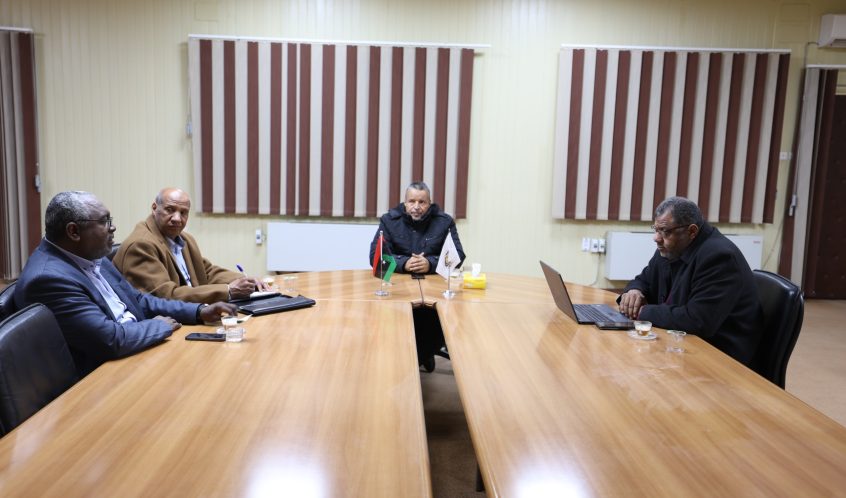 رئيس الجامعة يجتمع مع رؤساء لجان المؤتمر الثالث للعلوم الإنسانية.