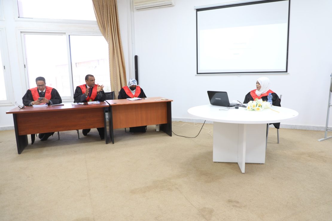 مناقشة رسالة درجة الإجازة العالية - الماجستير - في قسم اللغة الإنجليزية.