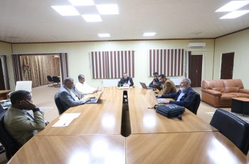 رئيس الجامعة يعقد اجتماعًا لوضع الضوابط النهائية لتفعيل خدمة المستودعات الرقمية بالكليات.