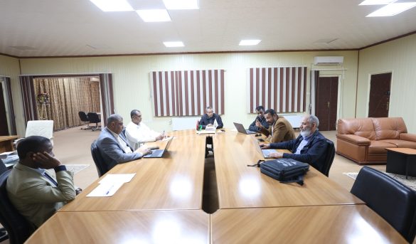 رئيس الجامعة يعقد اجتماعًا لوضع الضوابط النهائية لتفعيل خدمة المستودعات الرقمية بالكليات.