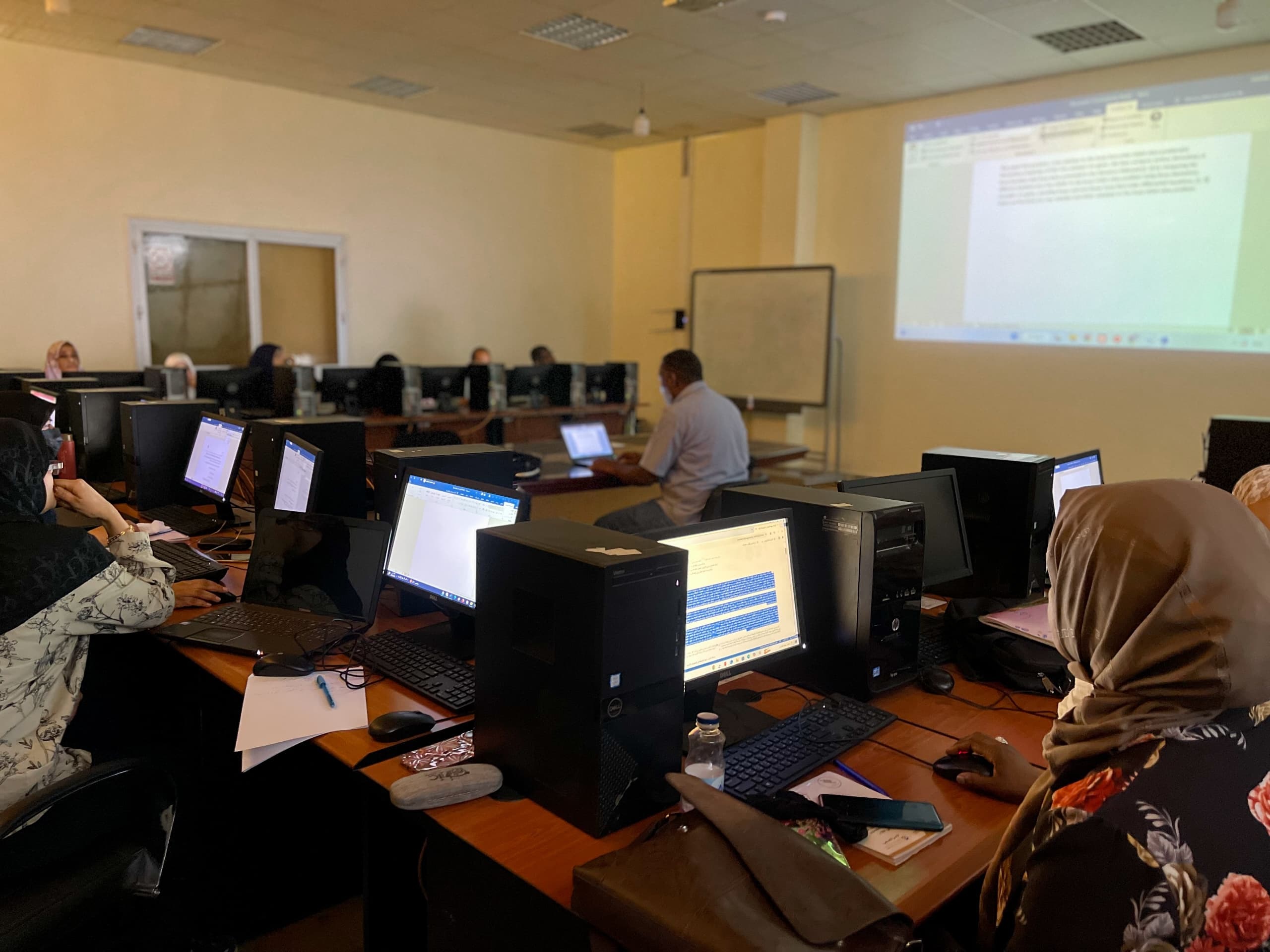 مركز التدريب والتطوير بالجامعة ينفذ دورة تدريبية.