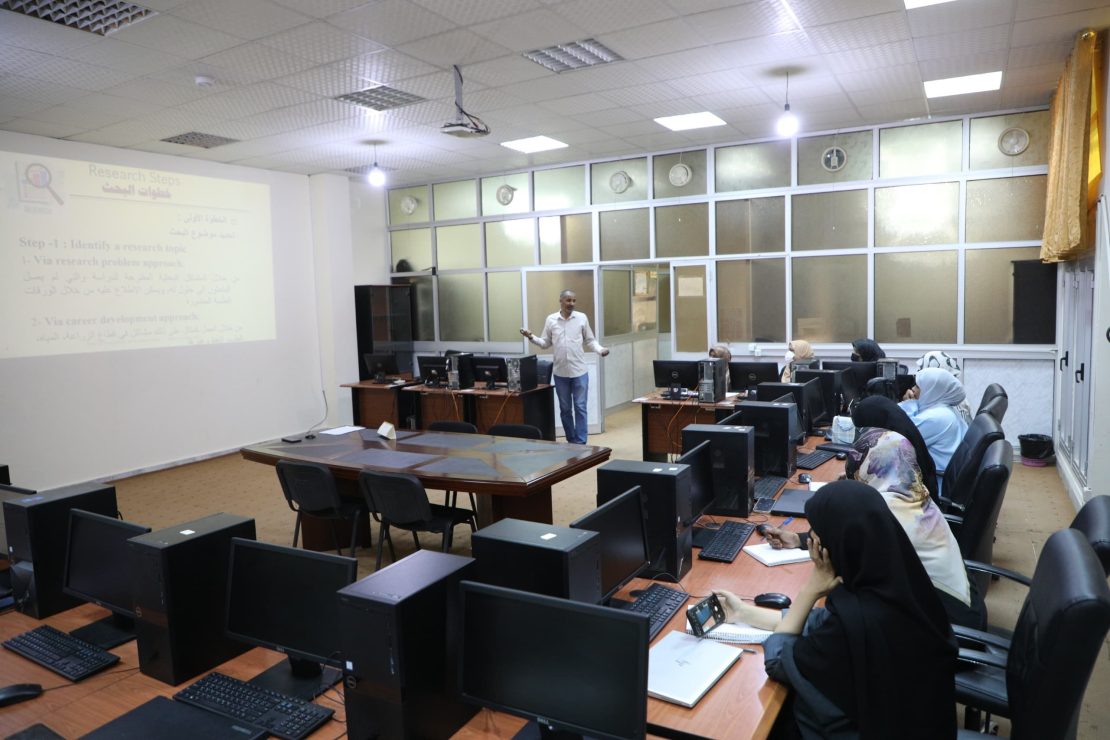 في اطار بناء قدرات الباحثين بالجامعة،أقيمت صباح الاحد الموافق 27 /4/2025 بمركز التدريب والتطوير بالجامعة ورشة العمل التدريبية بعنوان: خارطة طريق الابحاث