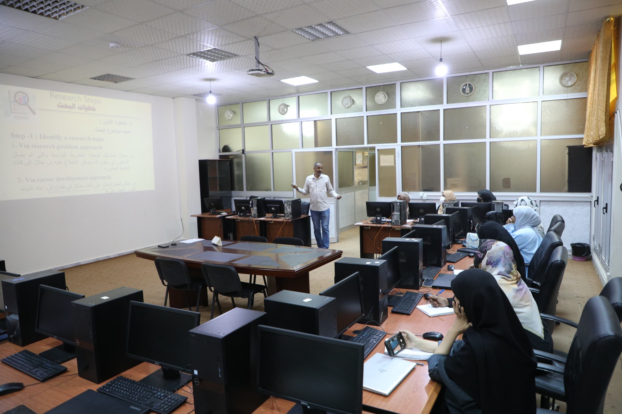 في اطار بناء قدرات الباحثين بالجامعة،أقيمت صباح الاحد الموافق 27 /4/2025 بمركز التدريب والتطوير بالجامعة ورشة العمل التدريبية بعنوان: خارطة طريق الابحاث