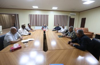 رئيس الجامعة يتابع مع عدد من مديري المكاتب بالجامعة برنامج تحسين العمل الإداري لموظفي الجامعة وآلية تطويره.