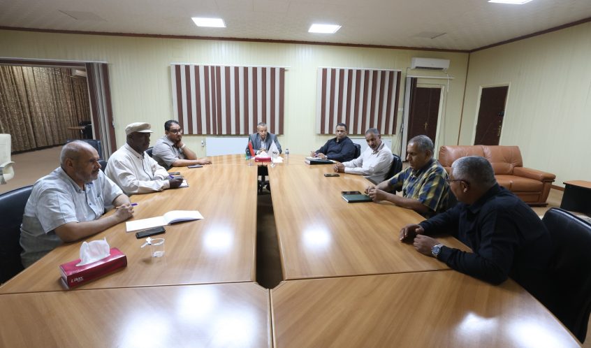 رئيس الجامعة يتابع مع عدد من مديري المكاتب بالجامعة برنامج تحسين العمل الإداري لموظفي الجامعة وآلية تطويره.