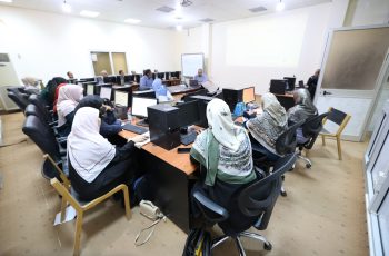 أقيمت صباح الخميس الموافق 17 /2025/4 بمركز التدريب والتطوير بالجامعة ورشة العمل التدريبية بعنوان: أدوات الذكاء الاصطناعي في خدمة البحث العلمي
