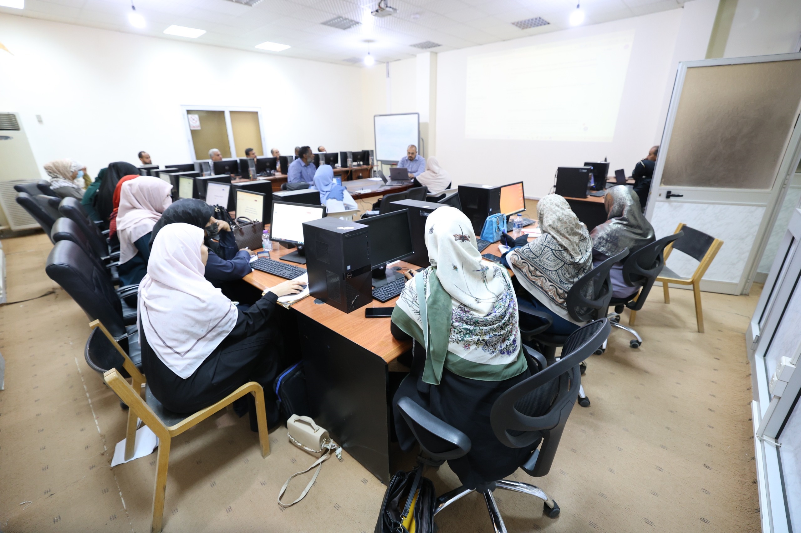 أقيمت صباح الخميس الموافق 17 /2025/4 بمركز التدريب والتطوير بالجامعة ورشة العمل التدريبية بعنوان: أدوات الذكاء الاصطناعي في خدمة البحث العلمي