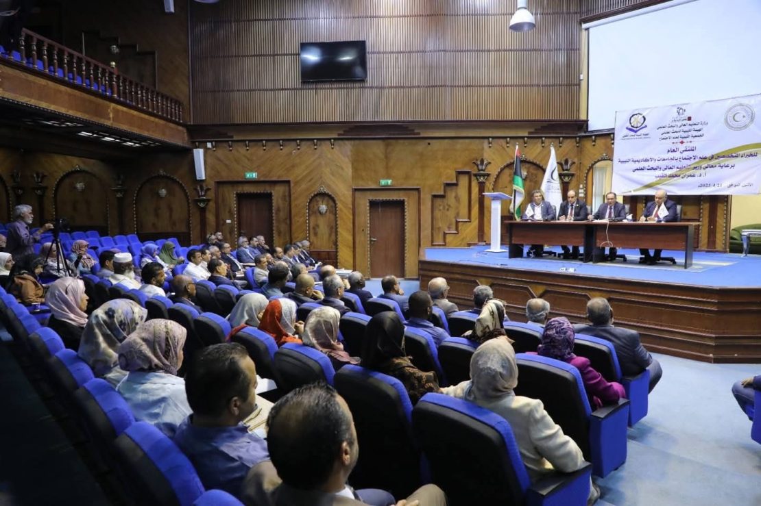 وفد من قسم علم الاجتماع والخدمة الاجتماعية بكلية الآداب يشارك في الملتقى العام للأساتذة والمختصين في علم الاجتماع.