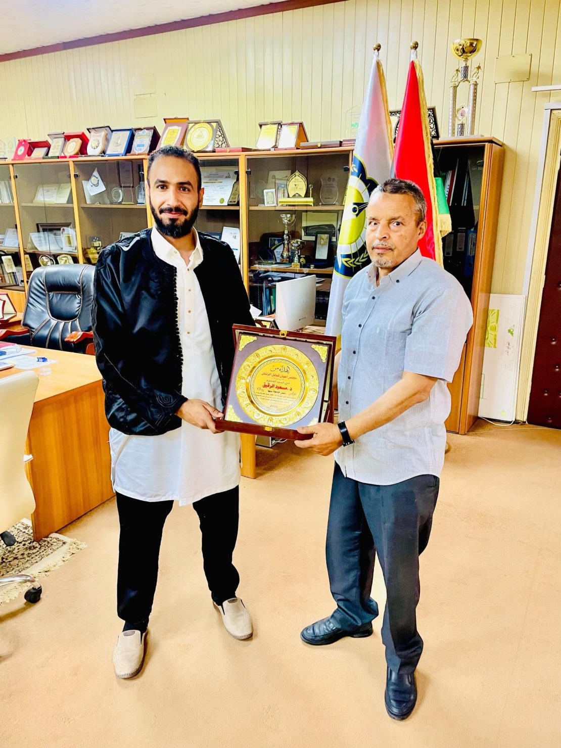 جامعة سبها - مجلس أعيان قبائل الزنتان يهدي السيد المحترم رئيس الجامعة درعا تكريميا تقديراً لجهوده المبذولة .