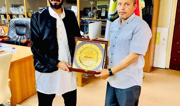 جامعة سبها - مجلس أعيان قبائل الزنتان يهدي السيد المحترم رئيس الجامعة درعا تكريميا تقديراً لجهوده المبذولة .