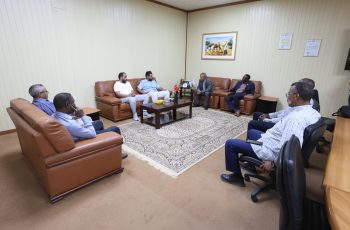 رئيس الجامعة يستقبل في مكتبه المهندس علي الزويي والمهندس عبدالله ياسين.