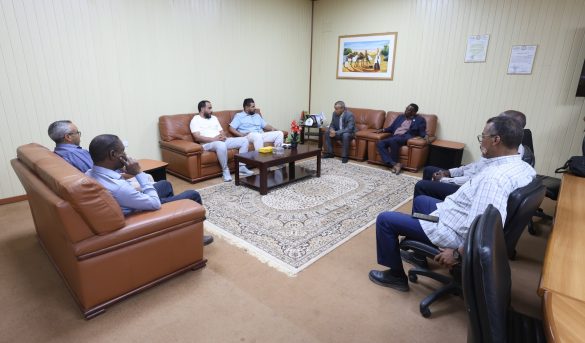 رئيس الجامعة يستقبل في مكتبه المهندس علي الزويي والمهندس عبدالله ياسين.