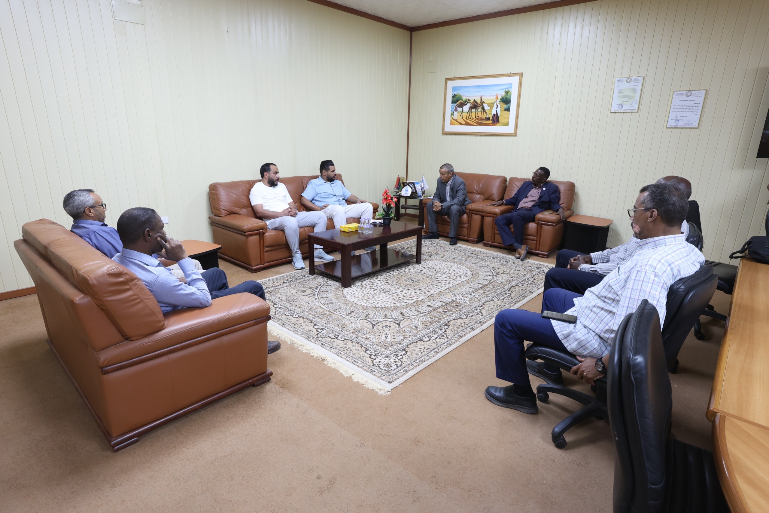 رئيس الجامعة يستقبل في مكتبه المهندس علي الزويي والمهندس عبدالله ياسين.