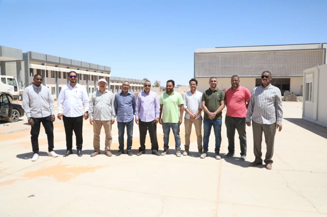 رئيس الجامعة يزور الكليات التي تمر بأعمال صيانة وتطوير رفقة عدد من مسؤولي الجامعة.