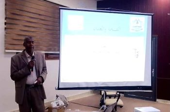 الدكتور أبوبكر عبد النبي الهادي بكلية التربية الغريفة يلقي محاضرة علمية بعنوان الصحة والغذاء.