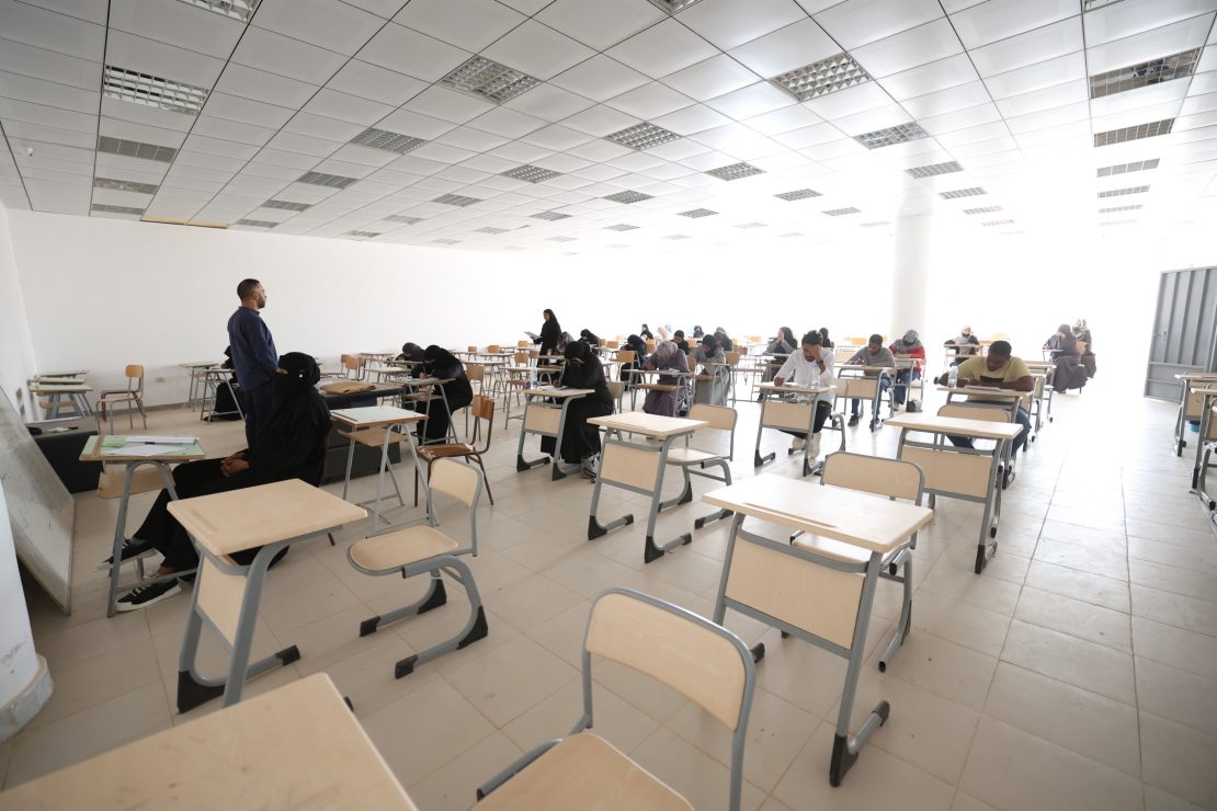 مدير مكتب تعليم ذوي الاحتياجات الخاصة بالجامعة يتابع سير امتحانات المكفوفين بكلية القانون.