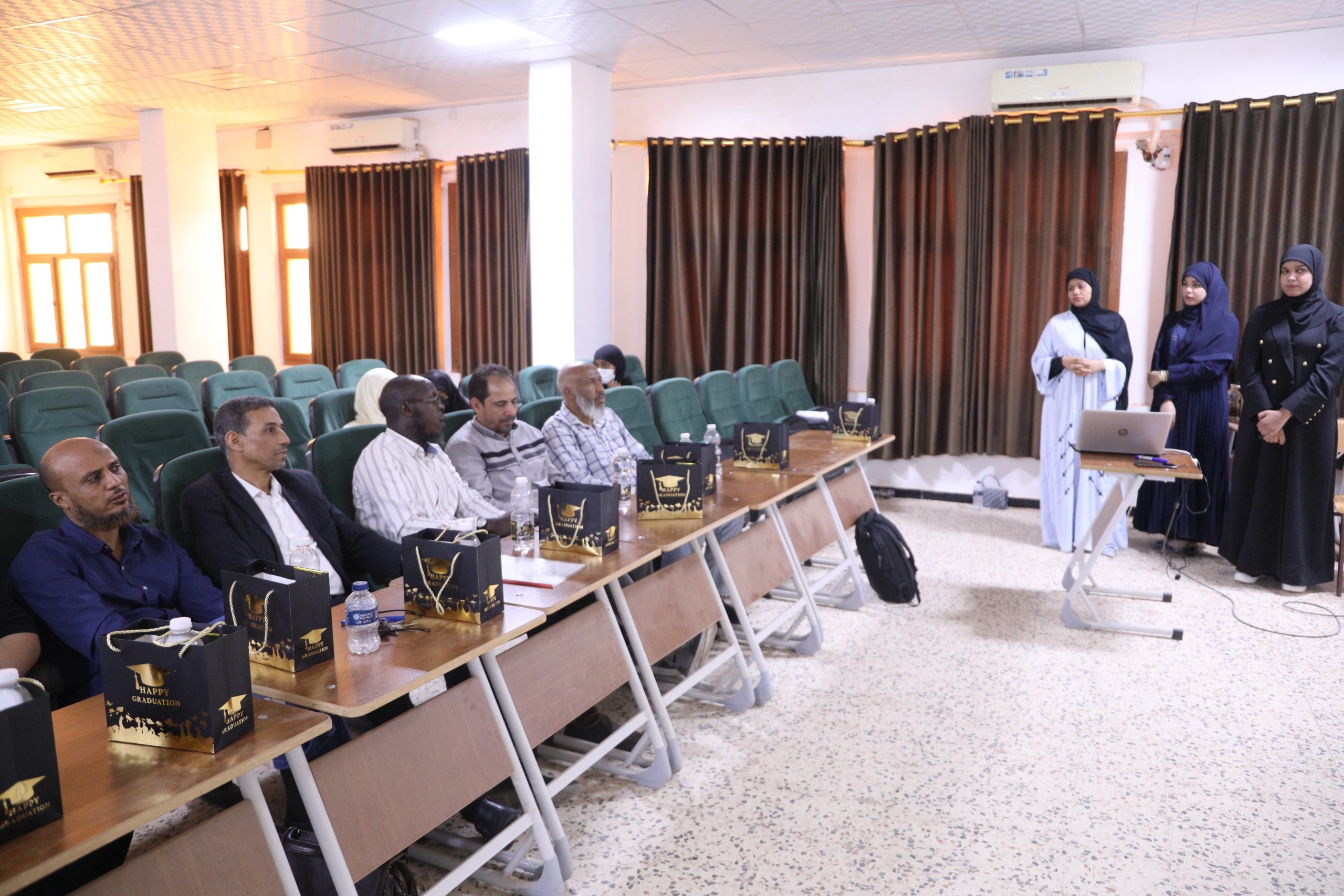 قسم التمويل والمصارف يعقد سيمنارا لمشاريع التخرج لطلبة الفصل الدراسي ربيع [2024-2025].