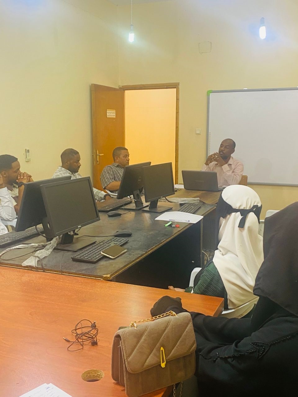 مركز التدريب والتطوير بالجامعة ينفذ دورة تدريبية بعنوان : أخلاقيات المهنة.