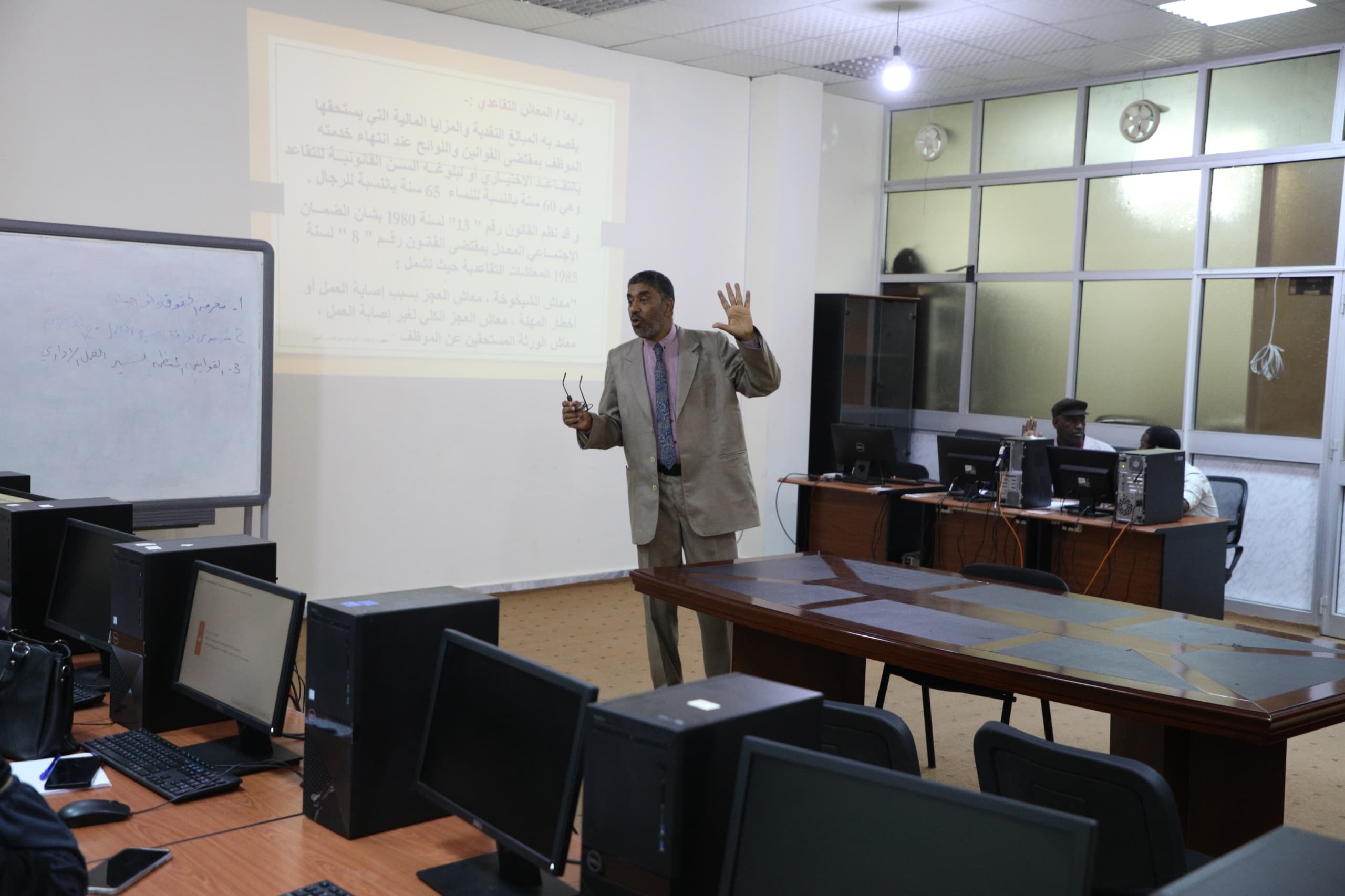 مكتب الإحالة تحت تصرف الخدمة بالجامعة ينفذ ورشة عمل بعنوان (قانون العمل الليبي وإجراءاته).