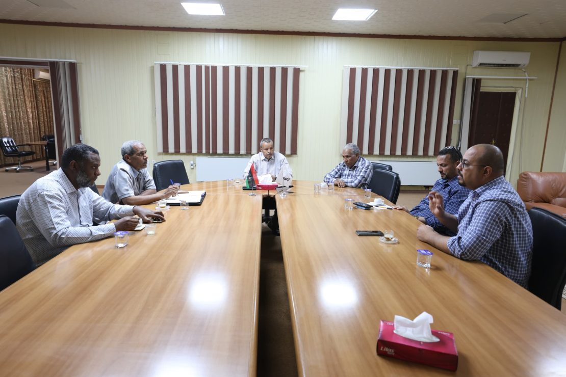 رئيس الجامعة يجتمع في مكتبه مع رئيس اللجنة العلمية للمؤتمر الثامن للعلوم والتكنولوجيا، ورؤساء تحرير المجلات العلمية.