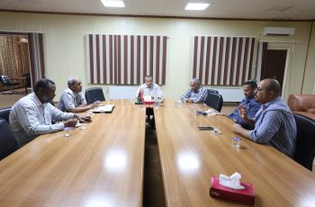 رئيس الجامعة يجتمع في مكتبه مع رئيس اللجنة العلمية للمؤتمر الثامن للعلوم والتكنولوجيا، ورؤساء تحرير المجلات العلمية.