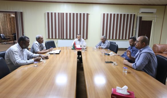 رئيس الجامعة يجتمع في مكتبه مع رئيس اللجنة العلمية للمؤتمر الثامن للعلوم والتكنولوجيا، ورؤساء تحرير المجلات العلمية.