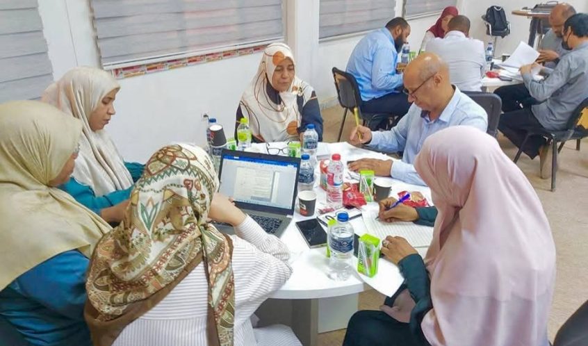 كلية الآداب والعلوم أوباري تنفذ ورشة عمل لمناقشة المعايير المعتمدة في نظام ضمان الجودة المؤسسية.