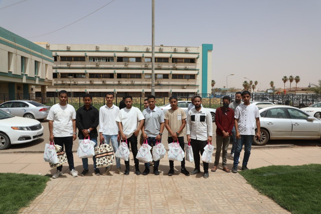 منتسبو كلية التجارة والعلوم السياسية يزورون قسم الأطفال بمركز سبها الطبي.